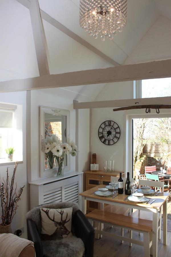 Beautiful Barn Conversion, 3 Bed, Hot Tub, Sauna, Gym, Enclosed Garden Ryde  Exterior photo