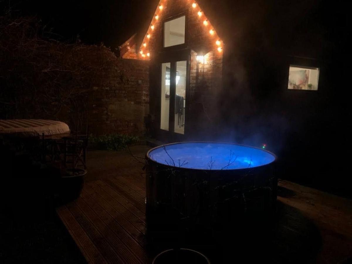 Beautiful Barn Conversion, 3 Bed, Hot Tub, Sauna, Gym, Enclosed Garden Ryde  Exterior photo